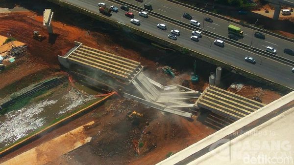 Penampakan Girder Proyek di Antasari yang Roboh