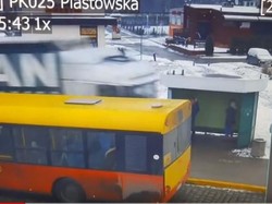 Ngeri, Truk Ini Terobos Trotoar dan Hampir Tabrak Halte Bus