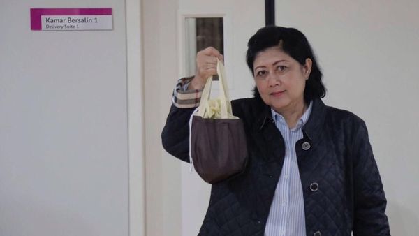 Momen Ani Yudhoyono Kuburkan Ari-ari Cucunya dan Tanam Pohon