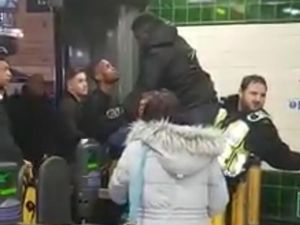 Lompati Gate karena Ogah Bayar, Alat Vital Pria Ini Terjepit