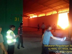 Gudang Kayu di Cianjur Terbakar Hebat, Water Cannon Diterjunkan