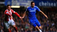 Chelsea barangkali khilaf ketika melepas Nemanja Matic ke Benfica pada Januari 2011 seharga 21 juta pound sterling. Chelsea membelinya lagi dengan harga yang sama pada Januari 2014. Matic membantu Chelsea memenangi dua trofi Premier League dan satu gelar Piala Liga Inggris sejak saat itu. (Foto: Mike Hewitt/Getty Images)
