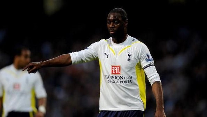 MANCHESTER, UNITED KINGDOM - MAY 05:  Ledley King of Tottenham Hotspur gestures during the Barclays Premier League match between Manchester City and Tottenham Hotspur at the City of Manchester Stadium on May 5, 2010 in Manchester, England. (Photo by Michael Regan/Getty Images)