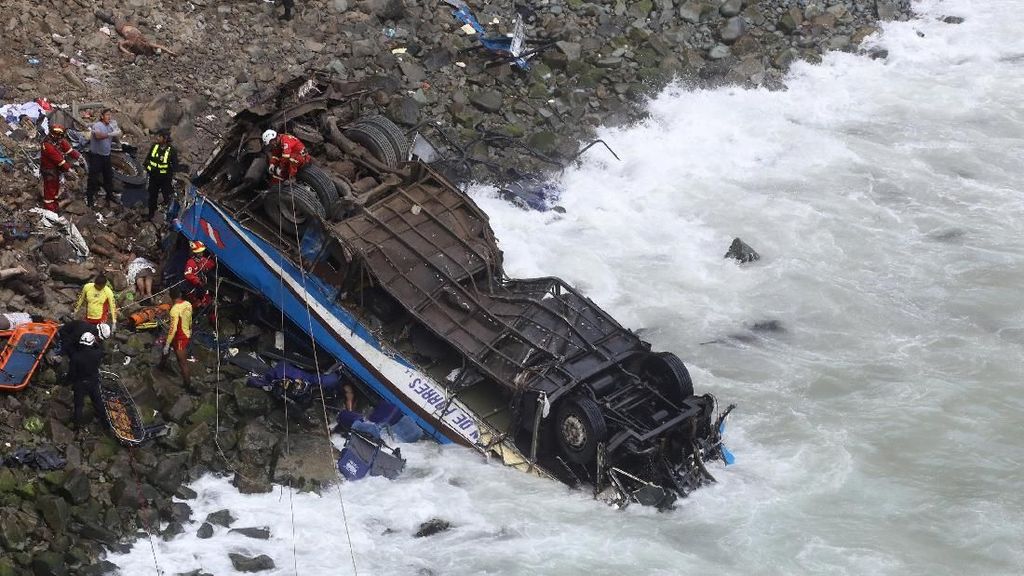 Hancur, Ini Penampakan Bus yang Jatuh dari Tebing di Peru