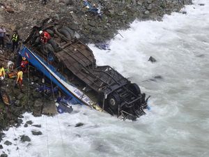 Hancur, Ini Penampakan Bus yang Jatuh dari Tebing di Peru
