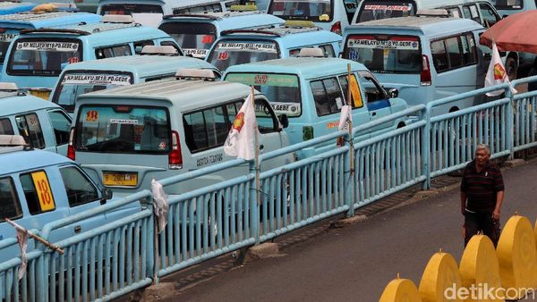 Siap-siap! Angkot Tua Akan Dikandangkan