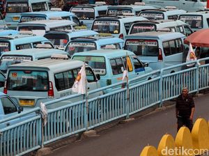 Siap-siap! Angkot Tua Akan Dikandangkan