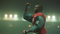 Dwight Yorke mencetak gol cepat hanya dalam waktu 13 detik saat masih berseragam Aston Villa pada 1995. Gol itu mengantar Villa menang 3-0 atas Coventry City. (Foto: Shaun Botterill /Allsport Getty Images)