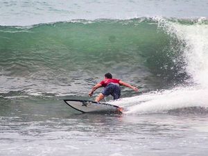 Foto: Pamer Pose Berselancar, Hamish Daud Bikin Banyak Netizen Salah Fokus