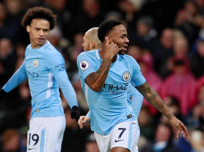 Raheem Sterling menelepon Gabriel Jesus usai bikin gol ke gawang Watford (Reuters/Jason Cairnduff) Raheem Sterling menelepon Gabriel Jesus usai bikin gol ke gawang Watford (Reuters/Jason Cairnduff)