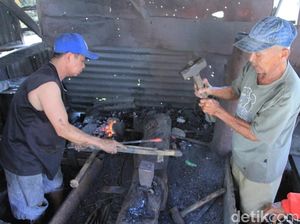 Menengok Bengkel Pandai Besi yang Hampir Punah di Majalaya Bandung