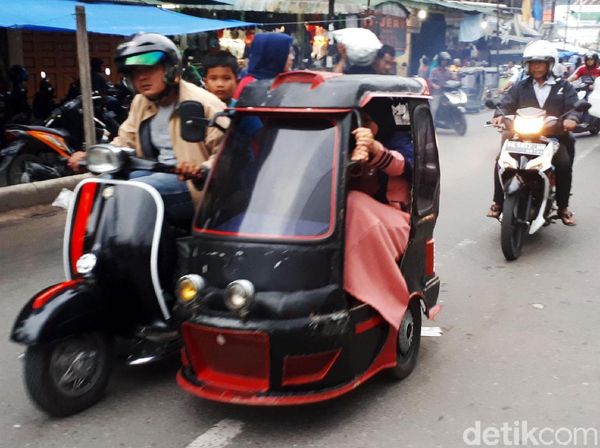 Naik Becak Vespa Jadul di Padang Sidempuan