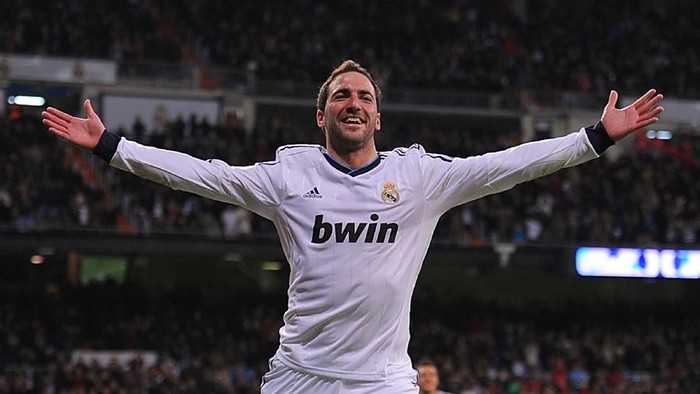 MADRID, SPAIN - MARCH 16:  Gonzalo Higuain of Real Madrid CF celebrates after scoring Reals 4th goal during the La Liga match between Real Madrid CF and RCD Mallorca at estadio Santiago Bernabeu on March 16, 2013 in Madrid, Spain.  (Photo by Denis Doyle/Getty Images)
