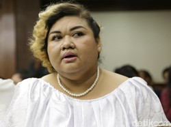 Ucapkan Selamat Tahun Baru ke Hakim, Pretty Asmara Bikin Gelak Tawa di Sidang