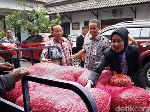 PNS dan Polisi di Brebes Ramai-ramai Borong Bawang Merah