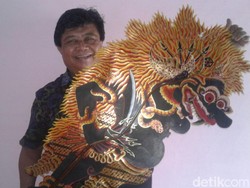 Isyanto Warga Ponorogo Perajin Wayang Berlapis Emas