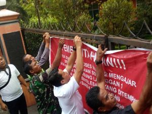 Hore! Segel di SDN Kranggan I Akhirnya Dibuka Hore! Segel di SDN Kranggan I Akhirnya Dibuka