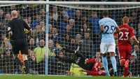 Kurang dari 15 menit permainan, City berhasil memperbesar keunggulannya menjadi 2-0 dengan Watford. Bek Watford Chris Kabasele membuat gol bunuh diri setelah usahanya memotong umpan Kevin de Bruyne justru menggetarkan gawanngya sendiri. (Foto: Andrew Yates/Reuters)