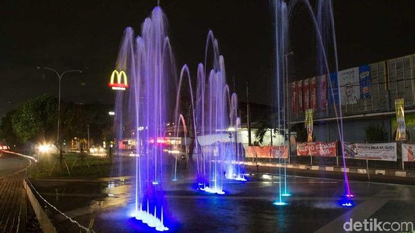 Foto: Air Mancur Warna-warni dan Taman Cantik di Bekasi