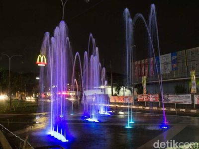 Foto: Air Mancur Warna-warni dan Taman Cantik di Bekasi