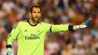 Cederanya Iker Casillas membuat Real Madrid mencari kiper pengganti pada Januari 2013. Diego Lopez dibeli seharga 3,5 juta euro saja dan pada akhirnya malah jadi pilihan utama Los Blancos, menggusur Iker Casillas. Dia tampil gemilang saat Madrid lolos dari adangan Manchester United di babak 16 besar LIga Champions 2012/2013. (Foto: Martin Rose/Getty Images)
