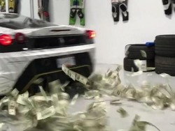 Bukan Asap, Ferrari Ini Keluarkan Uang Saat Burnout