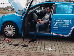 Bule yang Mobilnya Mogok di Surabaya, Mengaku Jatuh Cinta Pada Sate Ayam