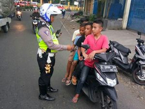 Kelakuan Kids Zaman Now, Satu Motor untuk Empat Orang
