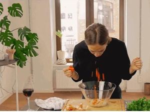 Jijik! Wanita Ini Memasak dengan Mengunyah Dulu Bahan-bahannya Jijik! Wanita Ini Memasak dengan Mengunyah Dulu Bahan-bahannya