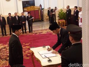 Presiden Jokowi Lantik Kepala Badan Siber dan Sandi Negara Presiden Jokowi Lantik Kepala Badan Siber dan Sandi Negara