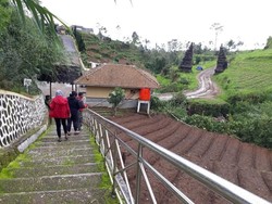 Berkunjung ke Sumur Tua Raksasa di Dieng