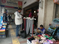Potret Pasar Baru Bandung: PKL dan Parkir Menjamur di Trotoar