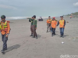 Tim SAR Kerahkan Nelayan Cari Siswa Hilang di Pantai Kebumen