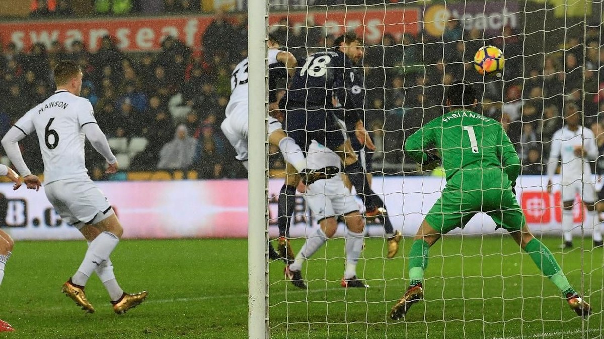 Tottenham Hotspur mengalahkan tuan rumah Swansea City 2-0. (Foto: Toby Melville/Reuters)