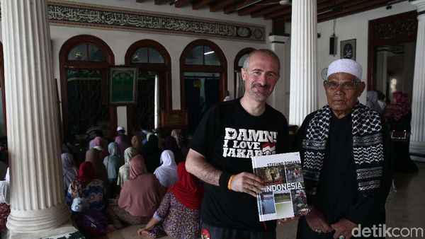 Foto: Aksi Bule Italia yang Senang Dipanggil Asep