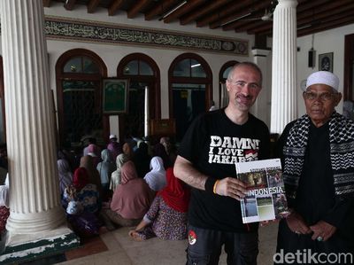 Foto: Aksi Bule Italia yang Senang Dipanggil Asep