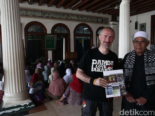 Foto: Aksi Bule Italia yang Senang Dipanggil Asep