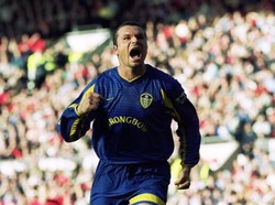 Mark Viduka punya catatan waktu 11,90 detik saat membela Leeds United pada 2000/2001 melawan Charlton. (Foto: Clive Brunskill /Allsport Getty Images)
