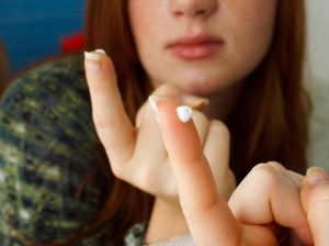 Menghilangkan Jerawat dengan Pasta Gigi Efektif Nggak Sih? Ini Kata Dokter