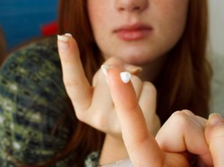 Pakai Obat Jerawat Saat Hamil, Aman Nggak Ya?