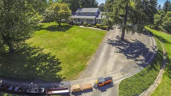 Keren, Rumah Ini Punya Jalur Kereta Keliling Ladang