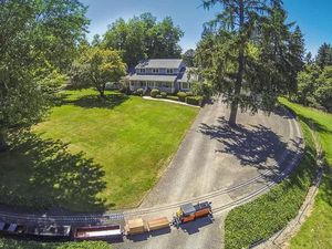 Keren, Rumah Ini Punya Jalur Kereta Keliling Ladang