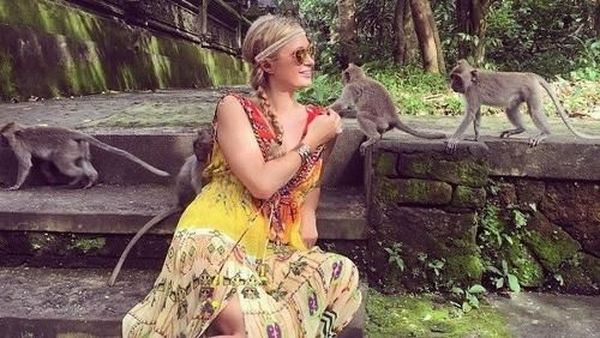 Foto: Gaya Liburan Paris Hilton Sebelum Dilamar Kekasih