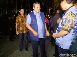 Jelang Emergency Meeting PD, SBY Tiba di Wisma Proklamasi Jelang Emergency Meeting PD, SBY Tiba di Wisma Proklamasi