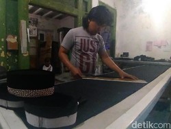 Bahan Baku Sulit, Perajin Songkok di Gresik Terancam Gulung Tikar