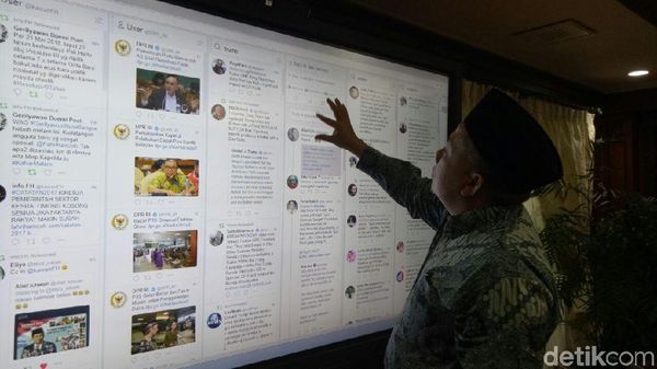 Foto: Gaya Fahri Hamzah yang Asyik Main Twitter di Layar Jumbo DPR