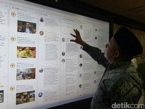 Melihat Fahri Main Twitter di Layar Sentuh Jumbo di DPR Melihat Fahri Main Twitter di Layar Sentuh Jumbo di DPR