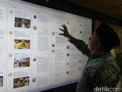 Foto: Gaya Fahri Hamzah yang Asyik Main Twitter di Layar Jumbo DPR