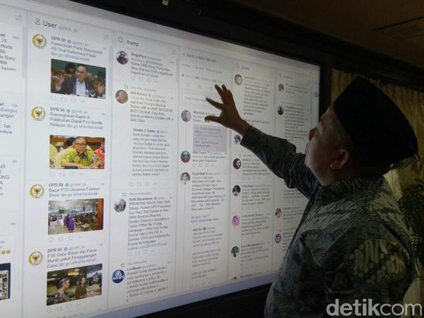 Foto: Gaya Fahri Hamzah yang Asyik Main Twitter di Layar Jumbo DPR