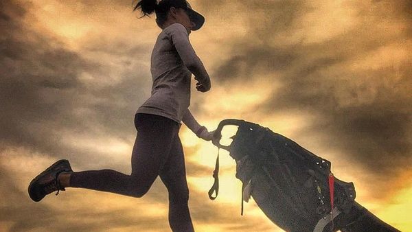 Foto: Satu Lagi Hot Mama, Olahraga Sambil Dorong-dorong Stroller